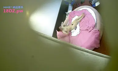 Mencuri video seorang wanita muda cantik berpinggang besar dan payudara besar masuk ke dalam bilik dengan bosnya, menjilat satu sama lain secara menyerang dan bertahan, dan merangkap tanpa kondom / lelaki berkaca mata kolej menghalangnya yang langsing, be