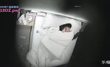 บันทึกที่ถูกขโมยของหญิงสาวสวยเอวใหญ่และหน้าอกใหญ่กำลังเช็คอินในห้องกับเจ้านายของเธอ เลียกันอย่างน่ารังเกียจและป้องกันตัว และคัมมิงโดยไม่ใช้ถุงยางอนามัย/เด็กผู้ชายที่สวมแว่นตาวิทยาลัยเพื่อควบคุมแฟนสาวหน้าอกใหญ่เรียว ผิวขาว และหน้าอกใหญ่ของเขา ในโรงแรม อมลึ