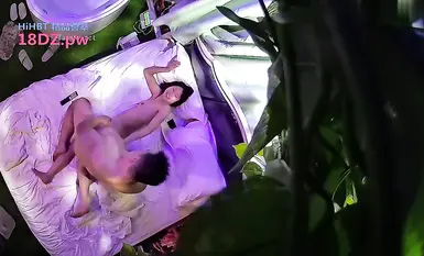 Video siluman seorang wanita muda yang cantik dengan pinggang besar dan payudara besar masuk ke dalam bilik dengan bosnya, menjilat satu sama lain secara menyerang dan bertahan, dan merangkap tanpa kondom / seorang lelaki berkaca mata kolej menghalangnya 