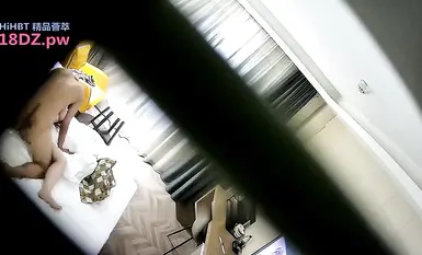 Rakaman yang dicuri tentang seorang wanita muda yang cantik berpinggang besar dan payudara besar masuk ke dalam bilik dengan bosnya, menjilat satu sama lain secara menyerang dan bertahan, dan merangkap tanpa kondom/lelaki dengan cermin mata kolej menghala