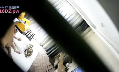 Rakaman yang dicuri tentang seorang wanita muda yang cantik berpinggang besar dan payudara besar masuk ke dalam bilik dengan bosnya, menjilat satu sama lain secara menyerang dan bertahan, dan merangkap tanpa kondom/lelaki dengan cermin mata kolej menghala