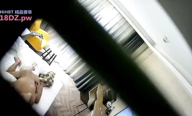 Rakaman yang dicuri tentang seorang wanita muda yang cantik berpinggang besar dan payudara besar masuk ke dalam bilik dengan bosnya, menjilat satu sama lain secara menyerang dan bertahan, dan merangkap tanpa kondom/lelaki dengan cermin mata kolej menghala