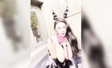 高价福利！微博128万粉，巨乳肥臀女神尤物【芷仪g宝】最新露脸定制，制服小恶魔大黑牛自慰，淫语挑逗(1)