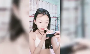 [Saya suka makan strawberi] Seorang wanita muda tulen, putih dan lembut sedang menyiarkan secara langsung penjarian dan onani farajnya, memasukkan jarinya ke dalam farajnya dan menutupinya dengan air mani. (4)