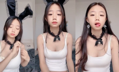 インターネット上で最も美しい女の子 ～ [シャオユンゆっくり] 神の視点からのクローズアップ ～ 丸い胸、ピンクのマンコ、裸のダンス小道具とオナニー (5)