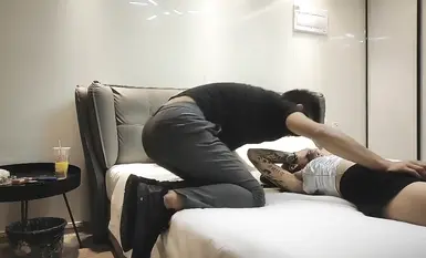 漂亮小姐姐 看著我 喔我覺得好尷尬 身材高挑69吃雞摸穴妹子還有點不好意思 上位騎乘猛力打樁 把妹子爽翻了