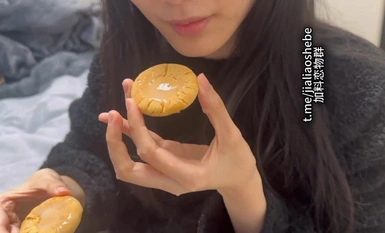 Telegram group VIP semen feast series! The incest perverted brother trains his bitch cousin for 3 consecutive shots, holy water semen, wonton semen, brushing teeth, semen cookies