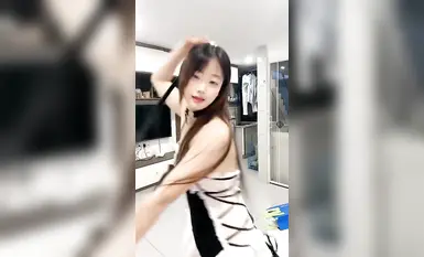 超极品的姑娘，全程露脸情趣装诱惑，大跳脱衣艳舞激情大秀，跟狼友互动撩骚听指挥，揉奶玩逼粉穴特写好刺激