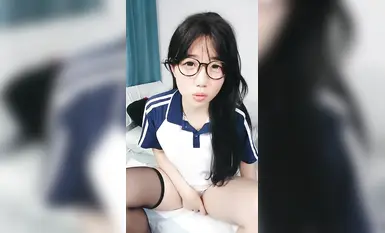 黑絲露臉極品學妹小甜甜的誘惑，膚白貌美揉奶玩逼，跳蛋塞小穴道具抽插，浪叫不止高潮不斷，尿尿給狼友看