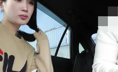 Ang pinakamahusay na kagandahan ay nakakakuha ng isang blowjob sa kotse Siya ay mukhang napaka-inosente ngunit may mahusay na mga kasanayan sa blowjob.