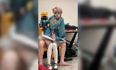 エルさんのかわいい小さなゾンビは、ハロウィーンに道教の父親によって激しく犯され、彼のチンポは潤滑で湿った暖かいマンコで満たされ、セクシーな桃尻で後ろから犯されます。