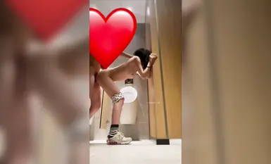 小二先生 帶妹到商場男廁所無套抽插內射太刺激了！