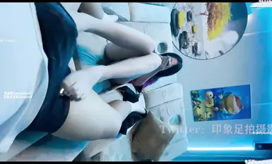 Naglalaro ang baguhang estudyanteng babae sa kanyang magagandang binti at hinahangaan ang kanyang mga paa, Part 9 2 (2)