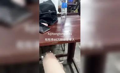 안경을 보여주는 아내@彤彤好(1)