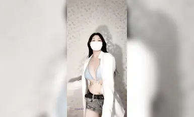 白虎眼镜娘福利姬@无刺榴梿变装裸舞