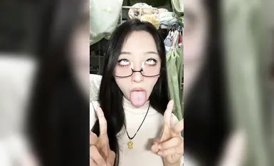 #反差抖音拥有10多万粉丝的网红#灌汤饱饱千元定制全裸露点福利视频1