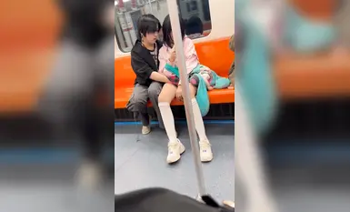 生猛情侣地铁开扣