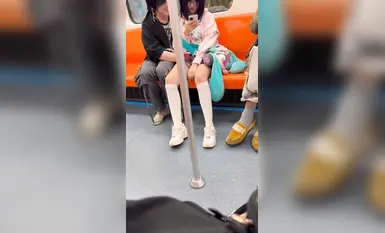 生猛情侣地铁开扣