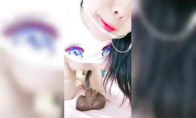 漂亮大奶美眉 身材豐滿聲音甜美 粉穴摳的淫水狂噴 超大假雞吧上位坐騎插騷穴嫩菊花