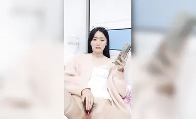 Wanita muda yang pendiam dengan stoking sutera putih mempamerkan wajahnya bersendirian di rumah, berinteraksi dan bercumbu dengan rakan serigalanya adalah masam dan menggoda.