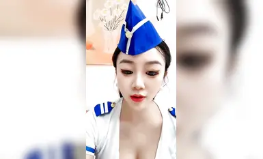 一流の女王様の制服は魅力的で、スチュワーデスは白いシルクのストッキングを着て、友達といちゃつき、胸を揉みしだき、接写で卑猥なコメントをします。 。