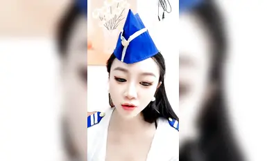 一流の女王様の制服は魅力的で、スチュワーデスは白いシルクのストッキングを着て、友達といちゃつき、胸を揉みしだき、接写で卑猥なコメントをします。 。