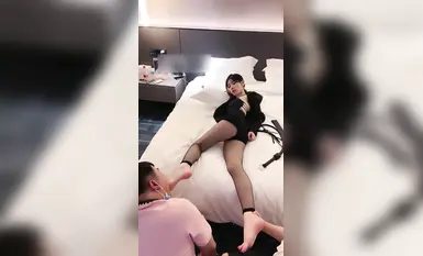 【黑絲長腿御姐調教2個男奴】皮鞭抽臉辱罵，要求男狗爬過來舔腳