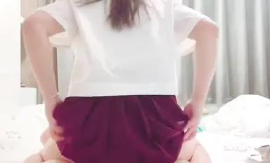 清純可愛小母狗嫩妹【包崽崽崽】民宿play 肉嘟嘟可愛粉嫩小穴濕粘淫汁，被主人爸爸抓著頭發用力的插入她的騷逼 (1)