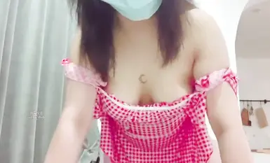 清純可愛小母狗嫩妹【包崽崽崽】民宿play 肉嘟嘟可愛粉嫩小穴濕粘淫汁，被主人爸爸抓著頭發用力的插入她的騷逼 (2)