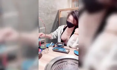 2024年【重磅】，超骚夫妻博主，【Nina小蜜桃】，闲来无事的老婆约单男玩起了户外露出，绿帽联合单男把老婆