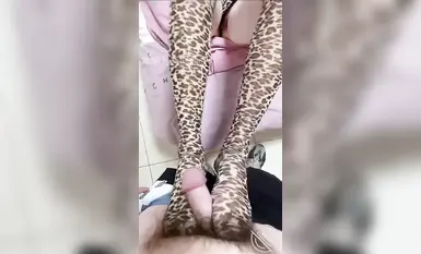 原创海角大神【强奸少妇邻居】-美女邻居刚被老公内射就被我内射，看看先怀上谁的孩子，太刺激了