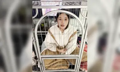 สาวโลลินักเรียนบริสุทธิ์ตัดกันกับสุนัขตัวเมีย "baby_puppy" ที่กำลังช่วยตัวเองในกรงสุนัข ร่างกายส่วนบนเป็นเด็กดีและร่างกายส่วนล่างมีเครื่องสั่นสอดเข้าไปในรูสีชมพูเซ็กซี่ ~ (10)