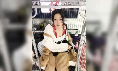 สาวโลลินักเรียนบริสุทธิ์ตัดกันกับสุนัขตัวเมีย "baby_puppy" ที่กำลังช่วยตัวเองในกรงสุนัข ร่างกายส่วนบนเป็นเด็กดีและร่างกายส่วนล่างมีเครื่องสั่นสอดเข้าไปในรูสีชมพูเซ็กซี่ ~ (10)