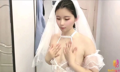 Dewi Vlog Sugar Heart [Si Yu] mengadakan hubungan seks dengan peminatnya di luar talian buat kali pertama dan menjadi pengantin perempuan