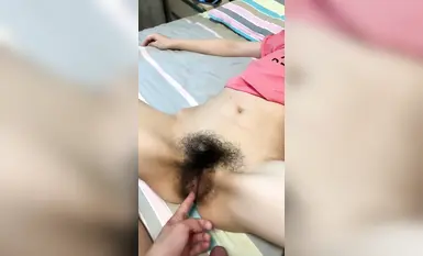 [Real face-showing sex selfie] A girl with thick pubic hair had sex with her boyfriend without a condom in a rental house. She licked the penis covered with semen and was called a hooligan.