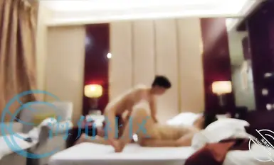 【12月新品福利】原創海角大神【干媽變成了情人】干媽過生日，第一次用手伸進她的陰道