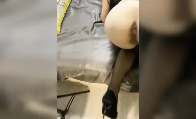 【貴陽弁】貴陽の筋肉タトゥーの巨根イケメンとモデルの彼女が流出 女王様っぽい彼女と変態のコントラストが彼氏のアナルと巨根を弄るのが好きで彼女もできる。チンコを握って潮吹き【後編】 (2)