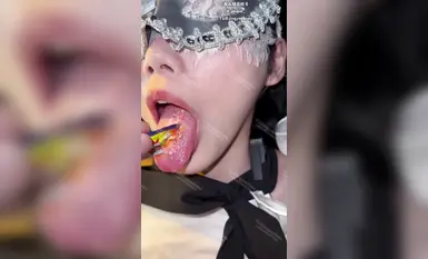 重口警告！把堂妹調教成為吃精液和尿液母狗！妹妹的精液食物吃播「Jojo九九」深喉就深喉，TMD 恨不得把蛋蛋都塞我嘴巴里