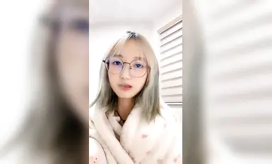 颜值很高的小妹睡醒就发骚，吸烟很有范，跟狼友互动秀新买的硅胶假鸡巴，口交玩弄特写骚穴都快插进去了真骚