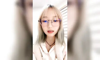 颜值很高的小妹睡醒就发骚，吸烟很有范，跟狼友互动秀新买的硅胶假鸡巴，口交玩弄特写骚穴都快插进去了真骚