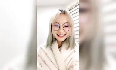 颜值很高的小妹睡醒就发骚，吸烟很有范，跟狼友互动秀新买的硅胶假鸡巴，口交玩弄特写骚穴都快插进去了真骚