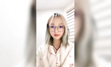 颜值很高的小妹睡醒就发骚，吸烟很有范，跟狼友互动秀新买的硅胶假鸡巴，口交玩弄特写骚穴都快插进去了真骚