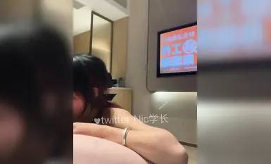 2024年重磅核弹，约啪大神【Nic学长】付费露脸福利，学生妹双飞，大嘴巴子皮鞭飞舞，无套内射！ (1)