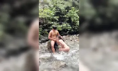 【12月新品福利】，超強綠帽夫妻【Nina小蜜桃】線下邀單男3P亂交，野外水中被野男人爆肏 (2)