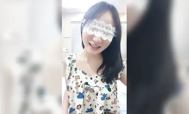 奶大膚白極品良家妹子的誘惑，跟狼友撩騷互動漏出騷奶子揉捏乳頭，浪叫呻吟洗澡誘惑，自慰逼逼呻吟看特寫