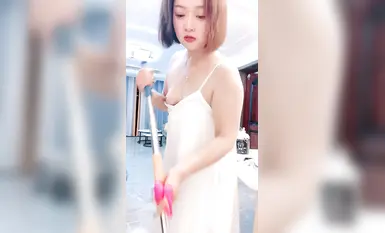 Sự cám dỗ của một phụ nữ trẻ trưởng thành, lộ mặt trong bộ đồ ngủ gợi cảm trong toàn bộ quá trình, tương tác với người bạn sói để trêu chọc và nghe hướng dẫn, sử dụng máy rung và đạo cụ thủ dâm, đồng thời khiến bản thân đạt cực khoái và xuất tinh liên tục, đó thực sự là thú vị