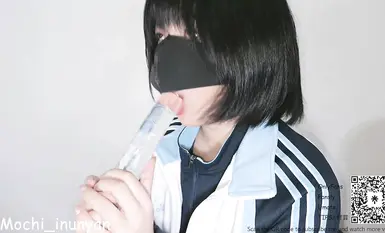極品嫩妹-Mochi_inunyan-新 偷看色情漫畫的校服女孩