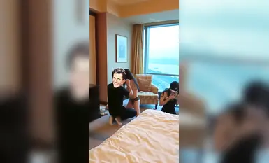 Hàng ngàn người tôn thờ vị thần vĩ đại "Thuyền trưởng hải tặc", cảnh quay riêng tư nóng bỏng mới nhất trong tháng 1_Nữ thần xuất sắc nhất cưỡi ngựa điên cuồng_Kiêm trước và sau cửa sổ kính suốt từ trần đến sàn_HD 1080P phiên bản 1 (22)