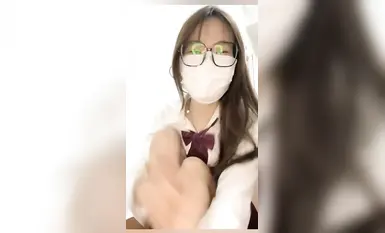 《少女和猫》给恋足的哥哥看裸足