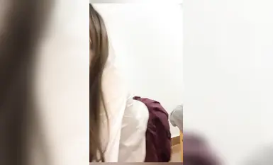 《少女和猫》给恋足的哥哥看裸足